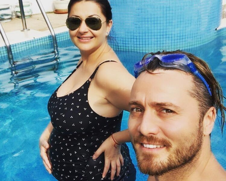 Ce face Tavi Clonda după ce a fost dat afară de la Kanal D. A lăsat-o pe Gabriela Cristea acasă şi…