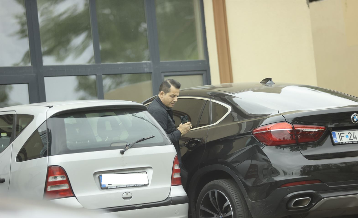 Lui Jean de la Craiova i s-a părut ceva în neregulă la mașină (Foto: CANCAN.RO)