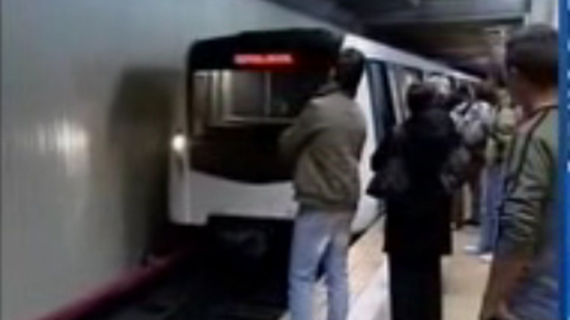 Tanara care s-a sinucis duminica la metrou, cu cateva ore inainte sa moara: "Oamenii sunt rai si fac mult rau"