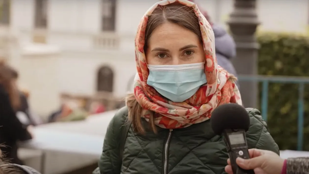 Tânăra din imagine a pierdut o sarcină și s-a dus să se roage la moaștele Sfintei Parascheva. Ireal ce s-a întâmplat a doua zi