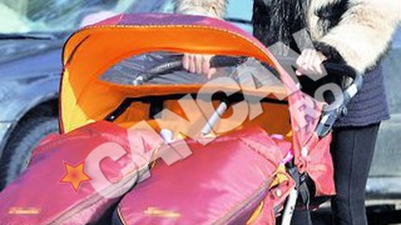 Dana a facut parada in parc. Mama "fashionista" pentru gemenii lui Mara