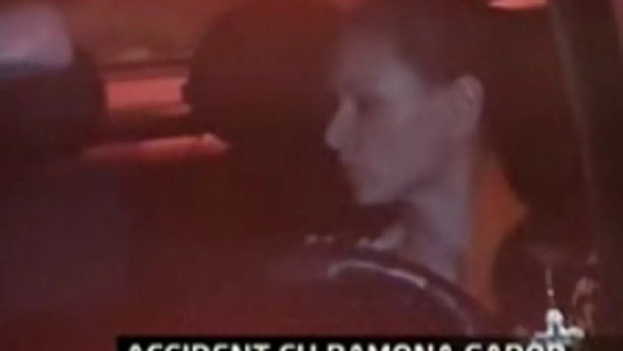VIDEO Ramona Gabor a lovit o masina si a plecat de la locul accidentului! Sora Monicai a avariat autoturismul unui paparazzo cand voia sa iasa din parcare!