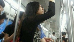 Toti călătorii au rămas uimiti când au văzut-o! Ce face această tânără pentru a-şi mentine echilibrul intr-un autobuz plin