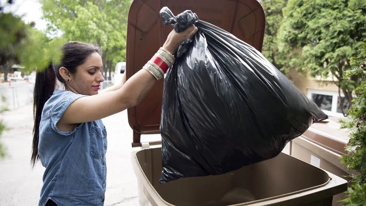 Atenție, români! Cum te poți infecta cu coronavirus când duci gunoiul