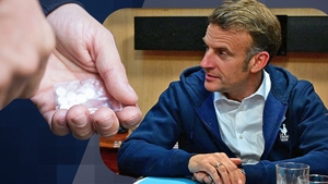 Imagini bombă sau dezinformare? Cum a ajuns președintele Macron să fie acuzat că „ascunde droguri într-un șervețel”?