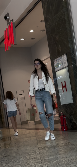 După ce a ieșit din magazinul Massimo Dutti, Cleopatra Stratan a plecat în H&M unde a făcut alte cumpărături / (Foto: CANCAN.RO)