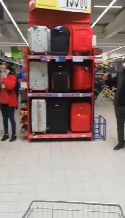 Piele de găină! Clienții dintr-un supermarket au cântat “Hristos a Înviat” în timp ce stăteau la coadă. În ce oraș din România s-a întâmplat | VIDEO