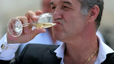 Gigi Becali, invitat sa le vorbeasca studentilor la teatru! Ma simt onorat sa discut cu ei! Eu nu am fost niciodata student!