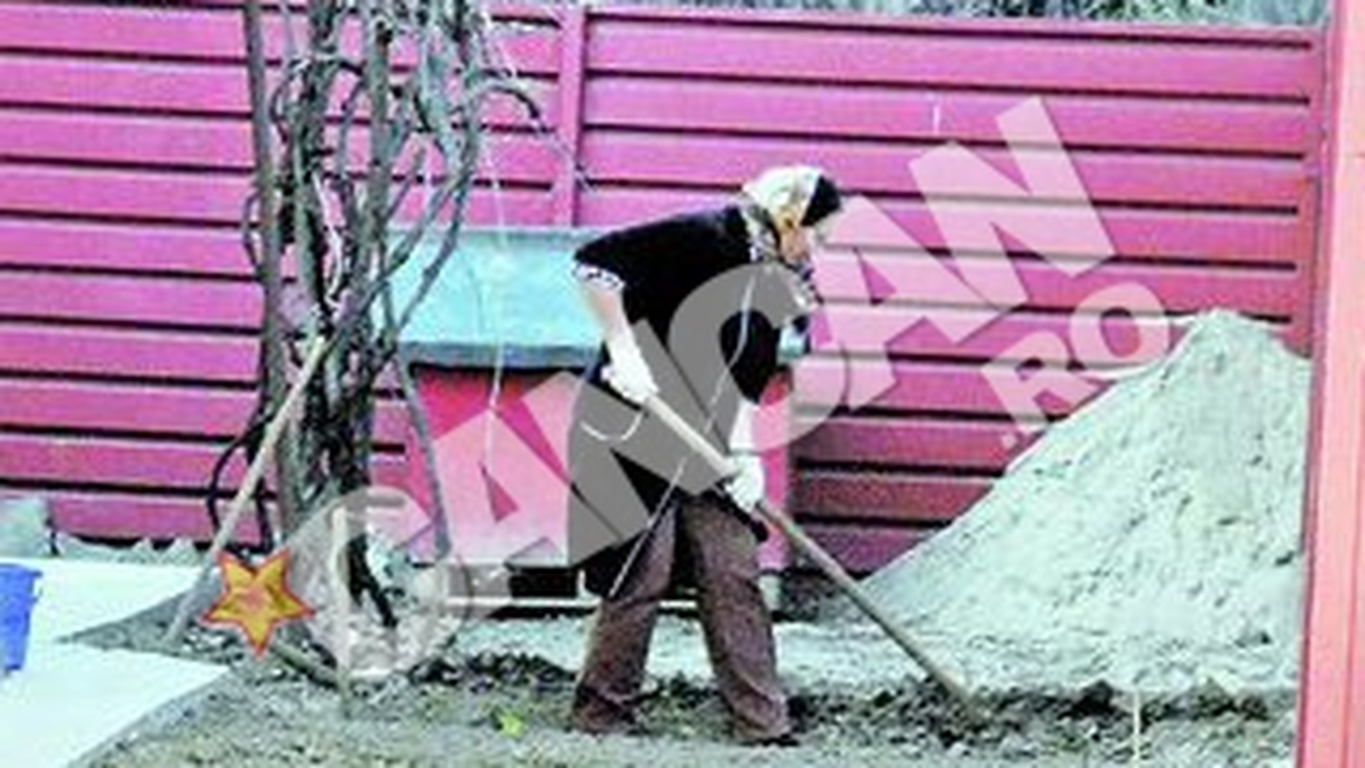 Isi imparte timpul intre fetite si activitatile casnice. Stareta cu gemene isi cultiva singura legumele