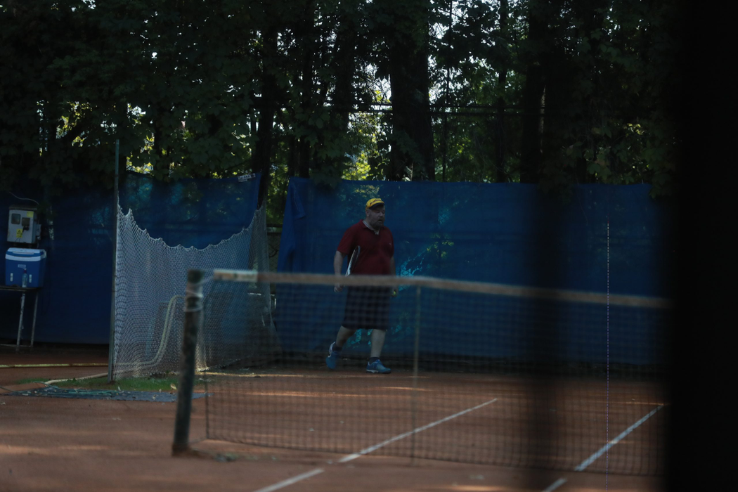 Mihai Constantin se relaxeazxă la tenis