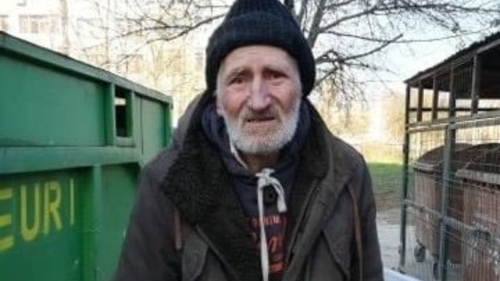 O gălățeancă a mers să arunce gunoiul și un bătrân i-a ieșit în cale. S-a speriat la început, dar povestea lui a făcut-o să tremure de emoție