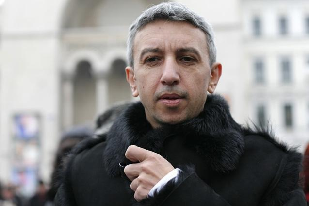 Dan Diaconescu se protejează de frig cu o haina de blana