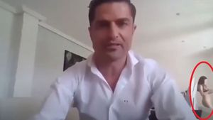 Un prezentator din Spania, prins în direct, la TV, că își înșeală iubita! Aproape goală, amanta a trecut prin fața camerei de filmat
