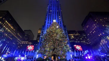 S-au aprins luminiţele în celebrul Rockefeller Center din New York! Vezi cum arată bradul din acest an. Imaginile sunt spectaculoase