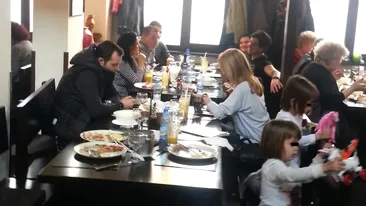 Imagini rare cu prezentatorul TV in sanul familiei! Mihai Morar si-a scos sotia si fiicele la separeu... La Moraru'!