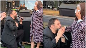 Florin Salam a îngenuncheat în fața unei bătrâne, în timpul unui concert. Gestul i-a înduioșat pe fani. VIDEO