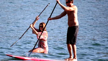 Cindy Crawford si sotul ei au dat la vasle pe placa de surf