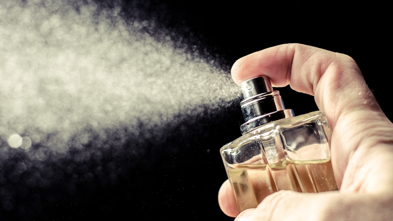 Caz șocant! O femeie a murit, după ce a mirosit o sticluță de parfum. Cum este posibil