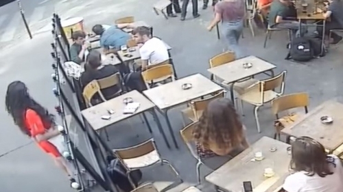 A fost hărțuită în plină stradă de un bărbat, apoi acesta a lovit-o. Oamenii au rămas fără cuvinte