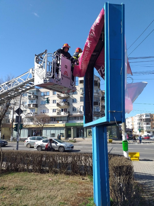 Pompierii îndepărtează pericolul