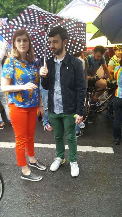 Mii de oameni au pornit la pas prin ploaie spre Piaţa Victoriei, acolo unde se va încheia Marşul Diversităţii