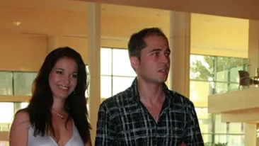 Dinu Maxer isi maseaza sotia ca sa o mentina in forma