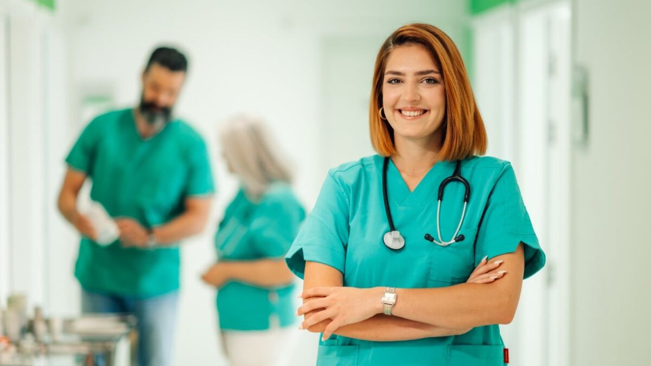 Calcul complet. Ce pensie primește o asistentă medicală care a contribuit 30 de ani