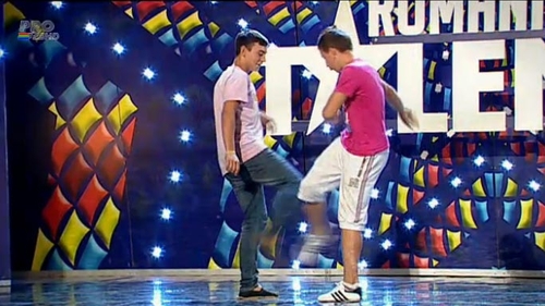 Asta este noul HARLEM SHAKE! Andi, Andra si Mihai au iesit la dans pe scena la Romanii au talent pe cea mai ciudata melodie