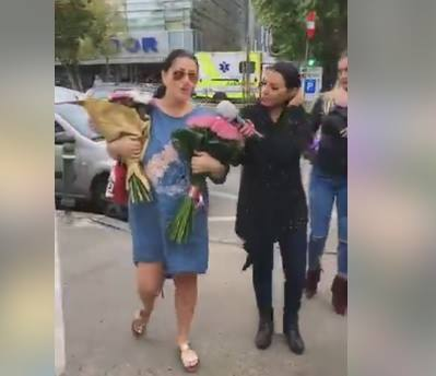 Tavi Clonda a ajuns la spital să-şi ia fetele acasă! Primele imagini de la maternitate cu fericita familie