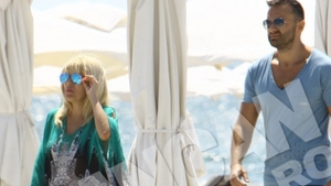 Elena Udrea, mai sexy ca niciodata! Uite cum a fost surprinsa alaturi de iubitul ei la malul marii