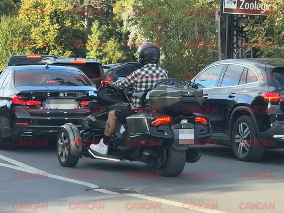 Bobonete se strecoară prin trafic cu un ATV pe trei roți