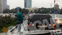 A urinat lângă clădirea Guvernului! Scene incredibile surprinse în Piaţa Victoriei de un cititor CANCAN