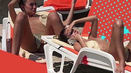 Sora vedetei a renunțat la sutien pe o plajă din Mamaia!