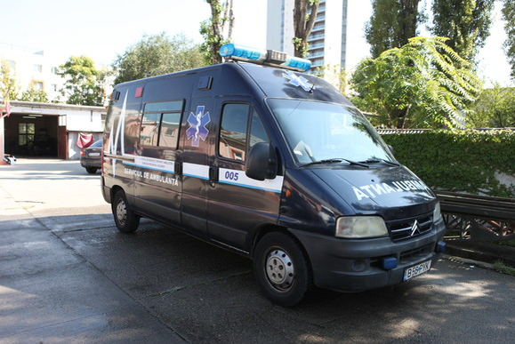 Isteria cu ”ambulanța neagră” a lovit și în Argeș: ”A răpit copilul din fața școlii!”