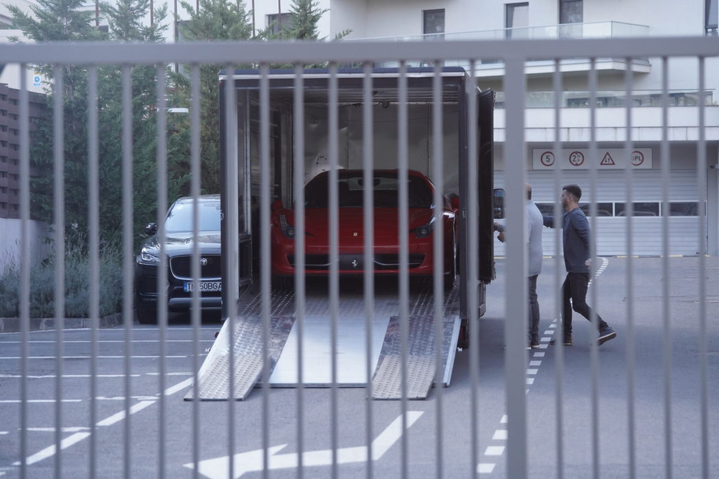 Ariane Djafari a fost ajutat să ”despacheteze”