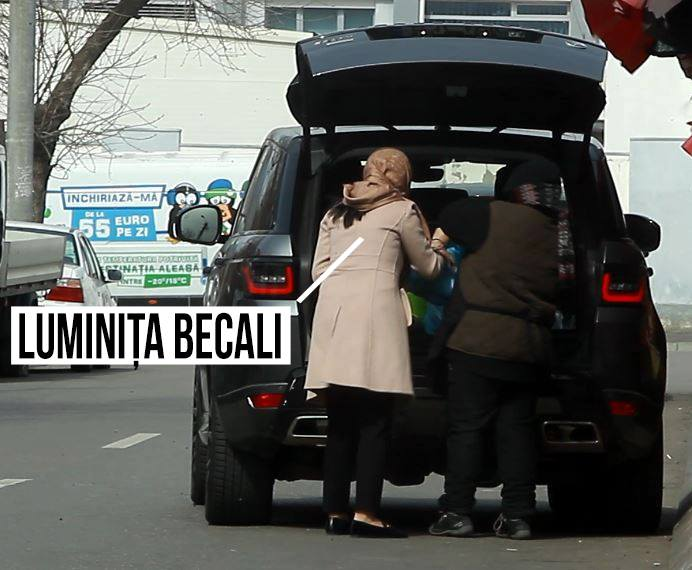 Luminița Becali, ajutată de o vânzătoare să așeze sacoșele în portbagaj