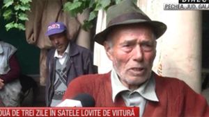 Ţi se rupe sufletul când îi vezi! Amărâţi, fără case, sinistraţii îşi plâng zilele! Lacrimile curg mai rău ca apele de durere