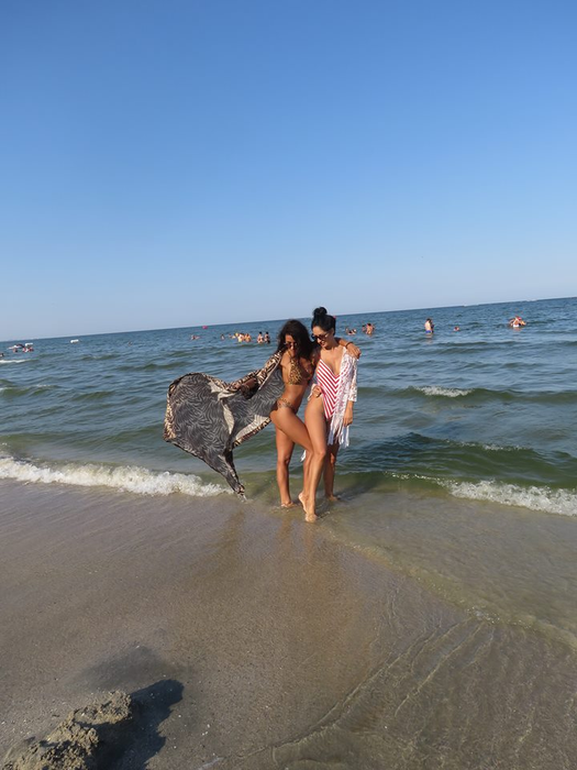 Georgiana și Ioana, cele mai jucăușe fete de oraș, au făcut senzație pe plaja milionarilor