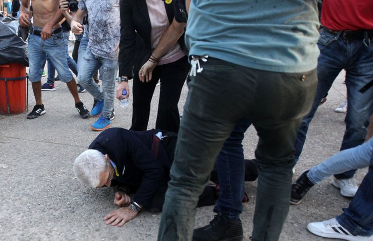 Primar bătut în plină stradă de extremiști. Bărbatul a fost spitalizat. Care este starea lui de sănătate
