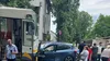 Accident grav în București! Două mașini s-au ciocnit, iar una dintre ele a fost proiectată în tramvai