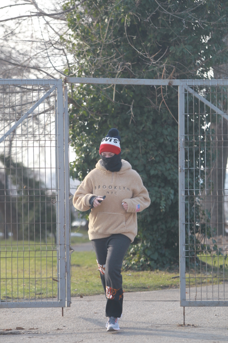 Delia, alergând prin parc camuflată