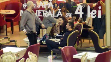 Andrei Stefanescu se da in stamba in fata prietenilor! A dansat intr-o cafenea din mall fara sa-i pese ca are si alti spectacori!