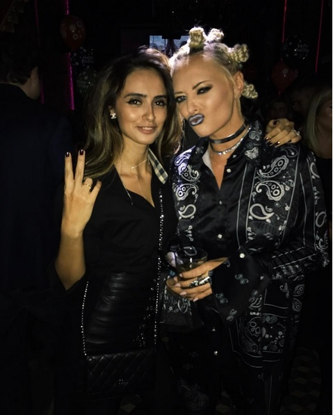 Delia a ales un look inspirat din rock.