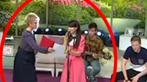 Moment PENIBIL în direct! O cântăreaţă celebră a uitat versurile în direct