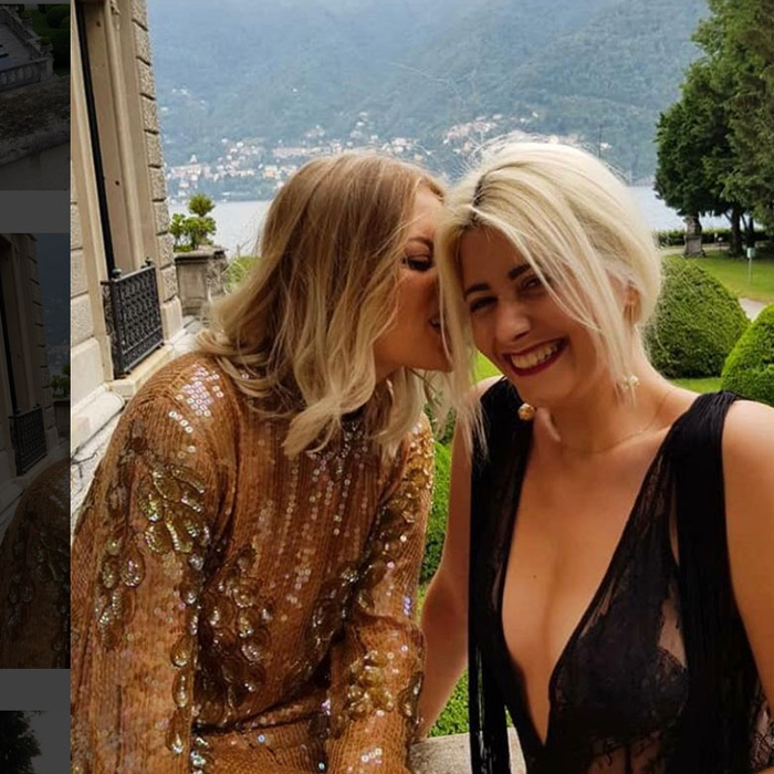 Delia, alături de o bună prietenă, prezentă și ea la nuntă