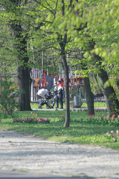 Mihai Rait și soția lui, la plimbare în parc, alături de urmașul familiei
