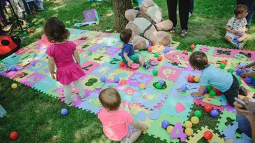 Incredibil ce a pățit o familie de români din Spania! Bebelușul lor a înghițit o pastilă de ecstasy găsită într-un parc