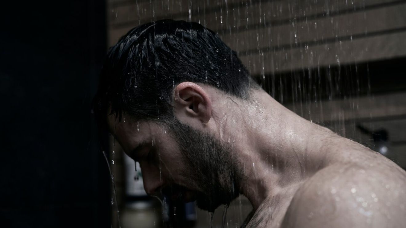 Trendul bizar care a cucerit TikTok-ul! De ce tot mai mulți fac duș pe întuneric