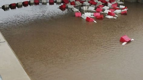 Pasaj inundat la Mogoșoaia, șofer captiv în mijlocul șuvoaielor. Mașinile au fost blocate în coloană. VIDEO