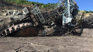 Imaginile dezastrului de la Alunu-Vâlcea. Muncitorii care lucrau pe excavatorul înghiţit de pământ se tem că vor fi concediaţi